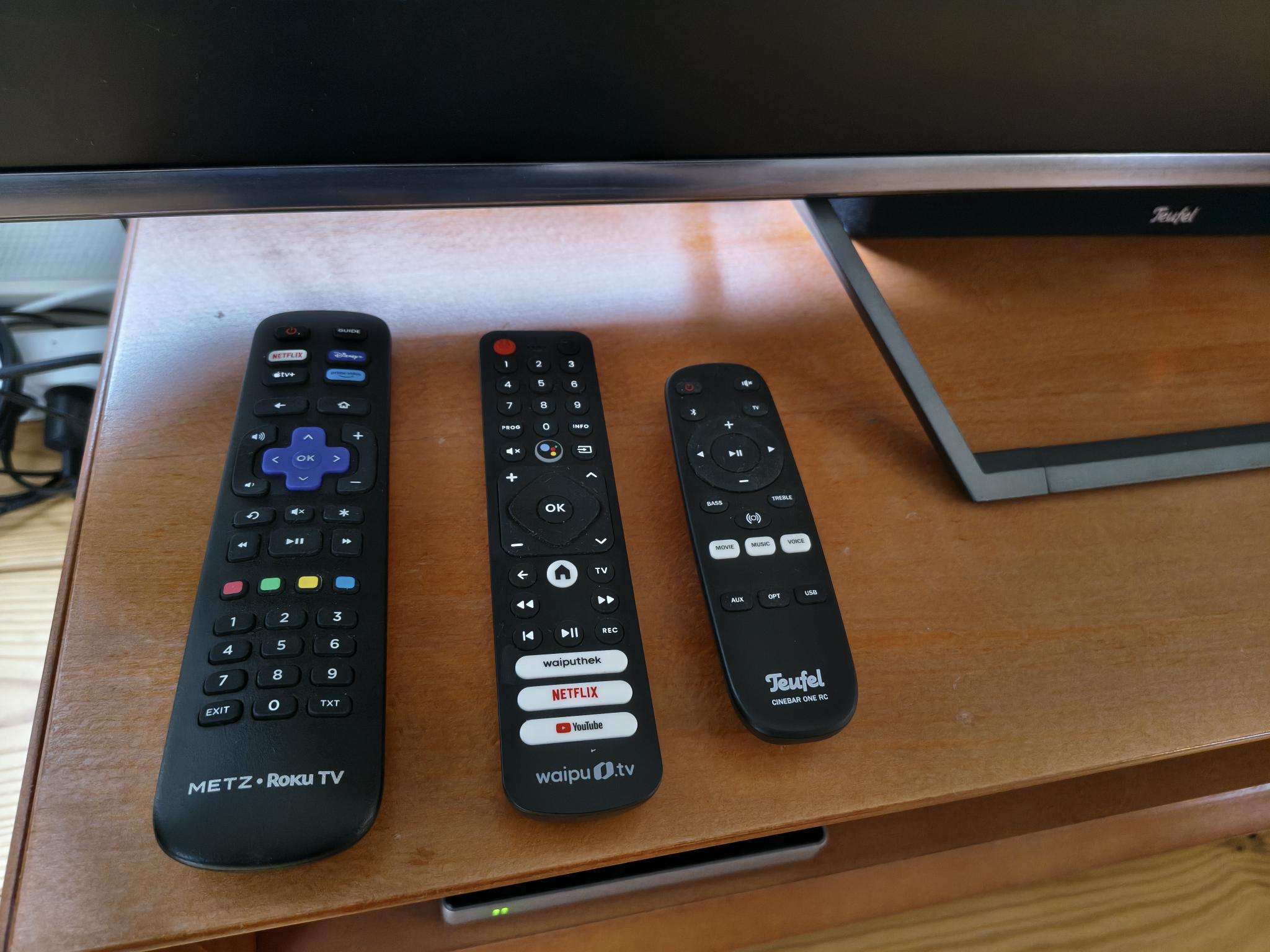Übersicht: Drei Fernbedienungen – TV, waipu, Teufel
