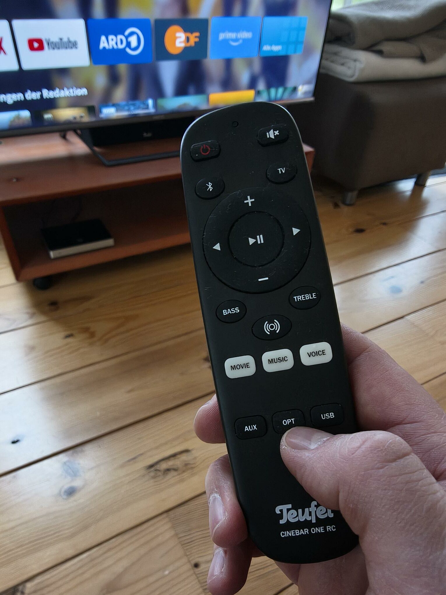 Teufel‑Fernbedienung – „TV“‑Taste zum Aktivieren des Soundsystems