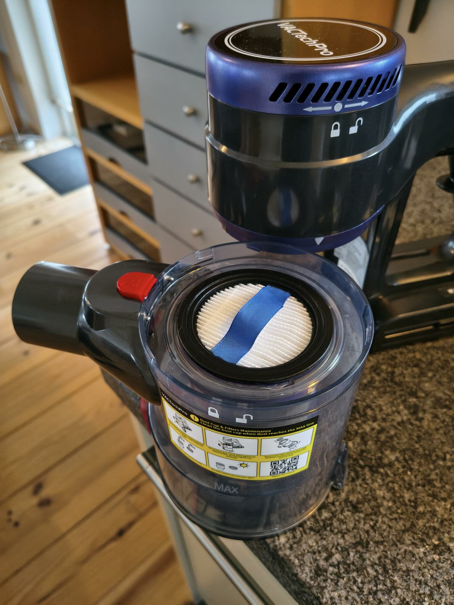 Entriegelter Staubbehälter – zum geschlossenen Schloss zurückdrehen